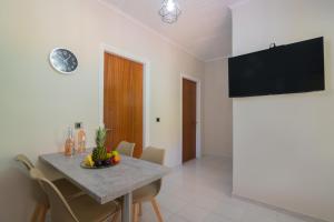 a kitchen and dining room with a table and chairs at Arokaria apartment in Alikanas
