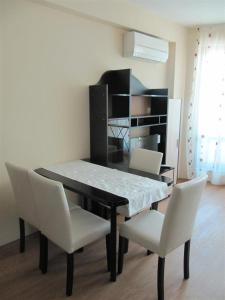 Rayski zalez في بوموري: غرفة طعام مع طاولة وكراسي ورف