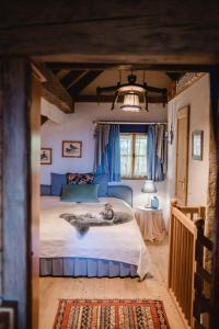 ein Schlafzimmer mit einem blauen Bett mit einer Frau auf dem Bett in der Unterkunft Almchalet bei Pörtschach in Obergöriach