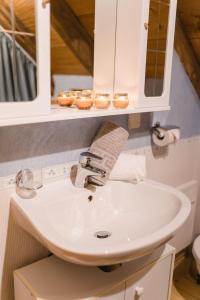 Koupelna v ubytování Almchalet bei Pörtschach + 14 fotografií