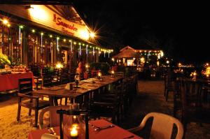 Reštaurácia alebo iné gastronomické zariadenie v ubytovaní PP Erawan Palms Resort