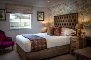 um quarto com uma cama grande e uma janela em The Millstone, Mellor em Blackburn