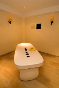 um quarto com uma prancha de surf em cima de um WC em Mercator-Hotel em Gangelt