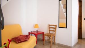 オストゥーニにあるCasa Colombo & Casa Scipione by Rentbeatのベッドルーム1室(ベッド1台、テーブル、椅子付)