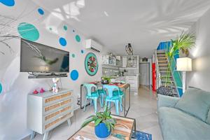 Una televisión o centro de entretenimiento en T3 de 45 m2 avec terrasse - Entièrement climatisé - 2 chambres - 400m de la plage - résidence avec piscine