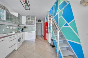 Una cocina o cocineta en T3 de 45 m2 avec terrasse - Entièrement climatisé - 2 chambres - 400m de la plage - résidence avec piscine