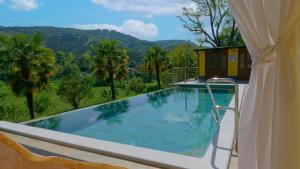una piscina con vistas a las montañas en Casa Valla, en Buzet