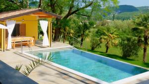 una piscina frente a una casa en Casa Valla, en Buzet