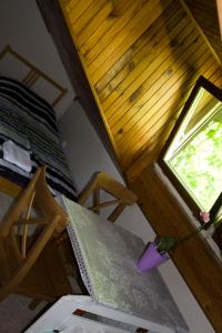 1 dormitorio con litera y ventana en HomeHostel, en Varsovia