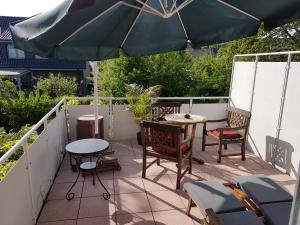 a patio with an umbrella and a table and chairs at Ferienwohnung Globetrotter in Horstmar