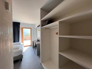 um quarto com uma cama e uma secretária num quarto em Agriturismo Margone em Trento