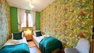 Posteľ alebo postele v izbe v ubytovaní Apartamenty EverySky Nad Łomnicą 15-15A