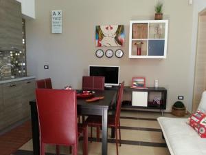 une salle à manger avec une table et des chaises rouges dans l'établissement Villa La fenice, à Granelli