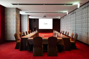 L'Escape Hotel في سول: قاعة اجتماعات مع طاولة وكراسي وشاشة