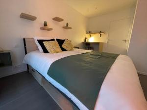 GOLD COCOON T3 74m2 proche centre villeにあるベッド