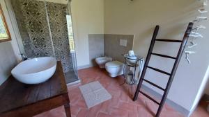 Koupelna v ubytování LA CA' DEI COMARI - Locanda da Tullio