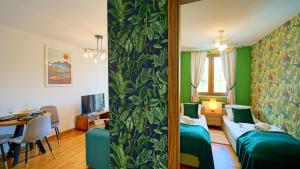 Posteľ alebo postele v izbe v ubytovaní Apartamenty EverySky Nad Łomnicą 15-15A