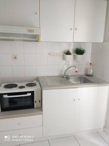 Kuchyňa alebo kuchynka v ubytovaní Lemon - HappyHostGr - Downtown Apartment