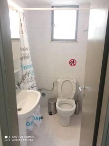 Ванная комната в Lemon - HappyHostGr - Downtown Apartment