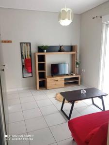 Televízia a/alebo spoločenská miestnosť v ubytovaní Lemon - HappyHostGr - Downtown Apartment