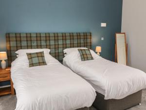 two beds sitting next to each other in a room at 40 Main Street in Burntisland