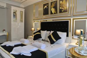 um quarto com uma cama com duas toalhas em Emirhan Guesthouse & Suites em Istambul