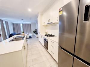 Imagen de la galería de Modern Narre Warren three bedroom townhouse, close to Fountain Gate SC, en Narre Warren