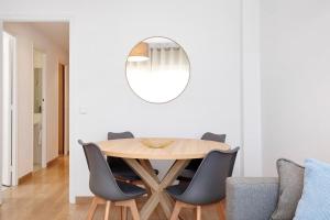 バルセロナにあるFisa Rentals Aribauのダイニングルーム(木製テーブル、椅子付)