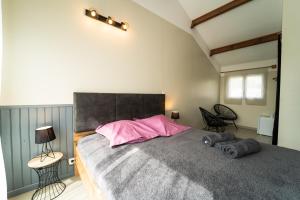 1 dormitorio con 1 cama grande con sábanas rosas en Verdon Vacances en Saint-André-les-Alpes