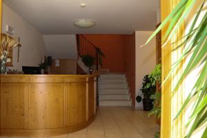 un corridoio con scale e scala di hotel Parco Pineta a Cavareno