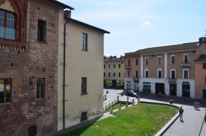 uitzicht op een straat in een stad met gebouwen bij Nuovo Albergo Italia in Abbiategrasso