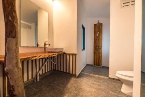 un bagno con lavandino e WC di Hidden Beach Resort a Ko Mak