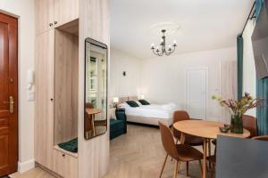 Posteľ alebo postele v izbe v ubytovaní Atrium - Old Town Luxury Apartments - by Upstairs