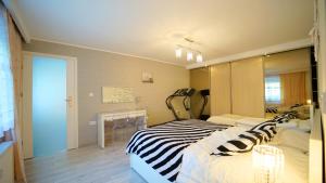 um quarto com uma cama com estampa de zebra e uma janela em Apartamenty EverySky - Konstytucji 3 go Maja 66-1 em Karpacz