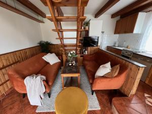 Ubytování Čeladná في كيلادنا: غرفة معيشة مع أريكة وطاولة