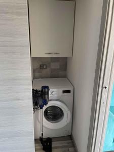 een wasmachine en droger in een kleine kamer bij Holiday home in Isola Albarella 42378 in Isola Albarella