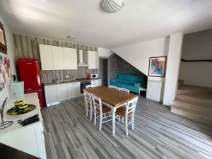 een keuken en een woonkamer met een tafel en stoelen bij Holiday home in Isola Albarella 42378 in Isola Albarella
