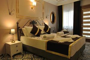 Un pat sau paturi într-o cameră la Emirhan Guesthouse & Suites