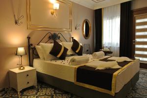 Katil atau katil-katil dalam bilik di Emirhan Guesthouse & Suites