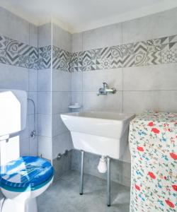 uma casa de banho com um lavatório e um WC em Villetta Myalea em Capilungo