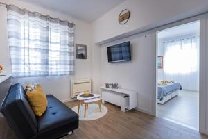 Televízia a/alebo spoločenská miestnosť v ubytovaní Guest House Anna