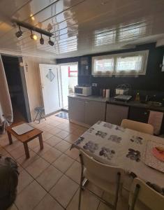 Kuchyňa alebo kuchynka v ubytovaní Studio Biarritz