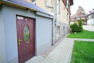 uma porta castanha do lado de um edifício em Apartamenty EverySky - Konstytucji 3 go Maja 66-1 em Karpacz