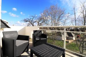 une paire de chaises et une table sur un balcon dans l'établissement LE BONDON, à Vannes