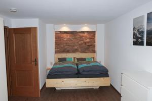 Ένα ή περισσότερα κρεβάτια σε δωμάτιο στο Ferienwohnung Haus Hirschbichl