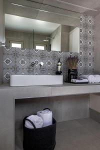 Koupelna v ubytování NiMa Sifnos Residences