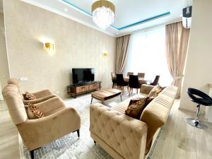 un salon avec deux canapés et une télévision dans l'établissement ЖК ZAMAN, 2-комнатная квартира, à Atyraū