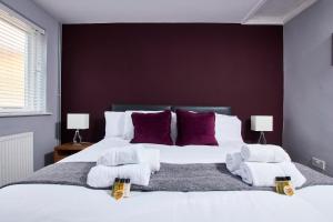 Un pat sau paturi într-o cameră la Delven House, Apartment 1