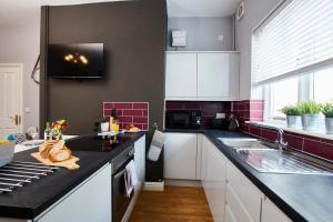 A kitchen or kitchenette at Delven House, Apartment 1
