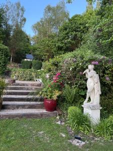 LA FONTAINE ROMY外面的花园